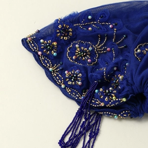 Spitzen-Turban-Mütze mit dunkelblauer Netzstickerei und handgefertigten Perlenquasten