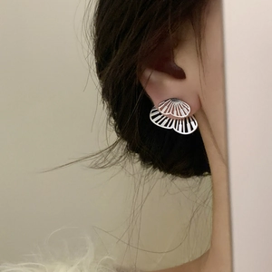 Elegant silver butterfly fan-shaped earrings with vertical stripes for minimalist women
