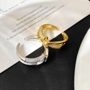 Minimalist intertwined open ring with micro-pave zircons in gold and silver finish