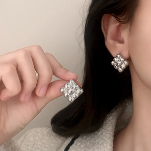 Elegante quadratische Silberohrringe mit 3D-Steppmuster am Modell für modernen Look