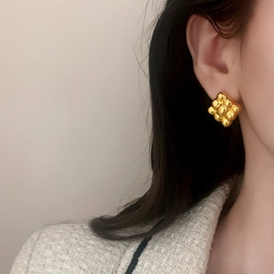 Elegante goldene quadratische Ohrstecker mit Webstruktur im minimalistischen Stil