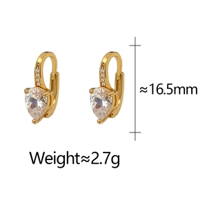 Détail de boucles d'oreilles cœur en or avec zircons, hauteur 16,5mm et poids 2,7g