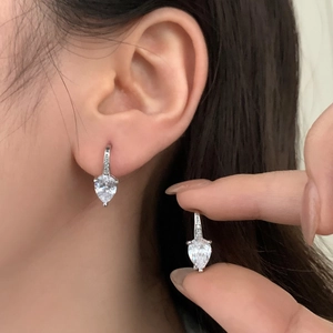 Boucles d'oreilles pendantes en argent avec cœur en zircon et accents de pavé brillants