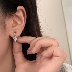 Élégantes boucles d'oreilles argentées avec pendentif cœur en zircone au lobe