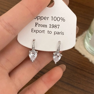 Boucles d'oreilles cœur en zircon argenté avec pierre en forme de goutte sur carte support