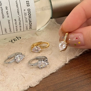 Détail de boucles d'oreilles élégantes en or et argent avec zircons en forme de goutte