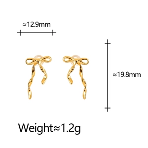Elegant gold bow earrings with wavy ribbon design and detailed size measurements