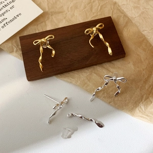 Boucles d'oreilles nœuds minimalistes dorées et argentées avec longs glands en métal