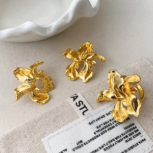 Boucles D'oreilles Et Bague Fleur Irrégulière Plaqué Or 18K Bijoux Floraux En Cuivre Luxe Léger Pour Femmes Design De Niche