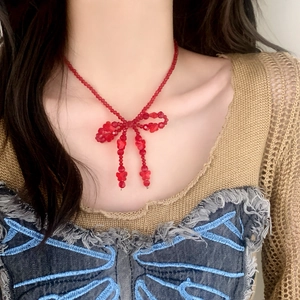 Collier fait main en perles rouges avec pendentif noeud élégant au style rétro doux