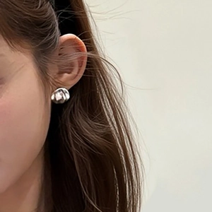 Boucles d'oreilles rondes argentées avec texture géométrique pour un look moderne