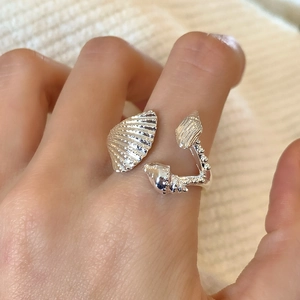 Anello aperto argento con motivi di conchiglie e lumache in finitura metallica
