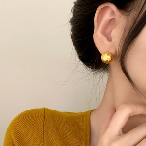 Boucles d'oreilles boules dorées texturées pour femmes avec une finition en métal brossé