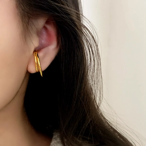 Ear cuff a doppio strato dorato dal design geometrico lucido per un look moderno e chic