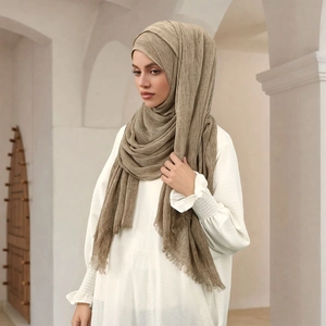 Eleganter taupefarbener Falten-Hijab für Damen mit strukturierter Optik und Fransen