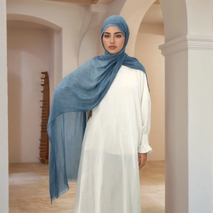 Detailaufnahme des nebelblauen Hijab mit weicher Knitterstruktur und feinen Fransen