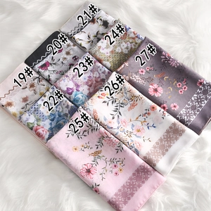 Colección de pañuelos cuadrados de poliéster con flores y números de estilo