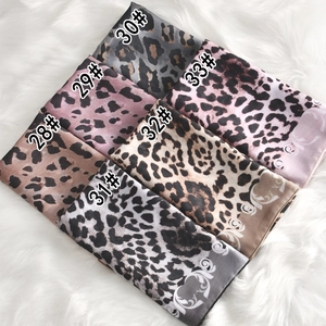 Seis estilos de pañuelos cuadrados de poliéster con estampado de leopardo y bordes