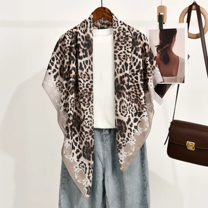 Elegante pañuelo cuadrado de poliéster con estampado de leopardo y borde blanco