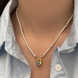 Collier de perles d'eau douce avec pendentif cœur turquoise et fermoir OT sur modèle