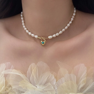 Détail du pendentif cœur turquoise sur collier en perles d'eau douce avec fermoir OT