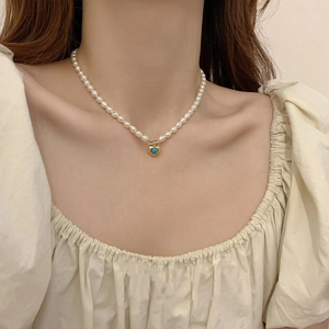 Collier de perles d'eau douce avec pendentif cœur turquoise et fermoir OT sur clavicule