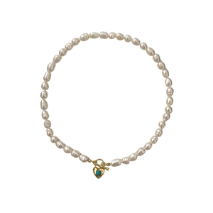 Collier en perles baroques avec pendentif cœur turquoise et fermoir à bascule doré