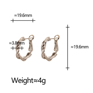 Détail des boucles d'oreilles torsadées avec diamètre de 19,6 mm et largeur de 3,8 mm