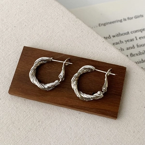 Élégantes boucles d'oreilles créoles torsadées en argent S925 à l'éclat vintage