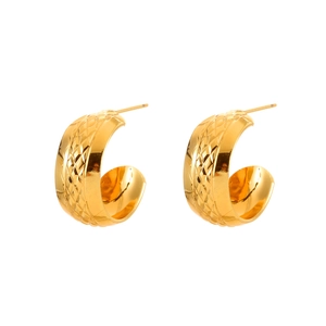 Élégantes boucles d'oreilles créoles C dorées avec texture géométrique diamantée