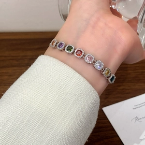 Bracelet pierres colorées type sucre avec halo de zircons brillants sur le poignet