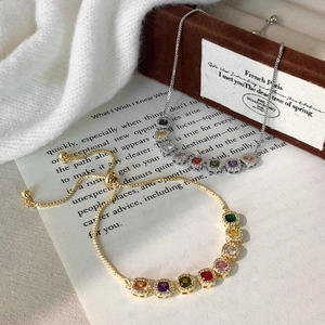 Détail de bracelets réglables avec des pierres précieuses colorées de coupe carrée