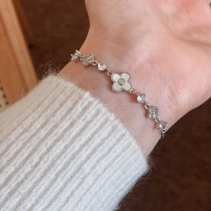 Elegante bracciale a quadrifoglio in argento con madreperla bianca e zirconi brillanti