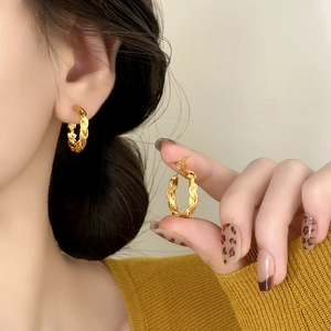 Boucles d'oreilles créoles torsadées dorées avec texture tressée minimaliste pour femme