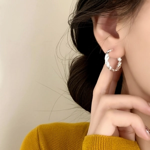 Créoles torsadées en argent avec texture tressée pour un look minimaliste et chic