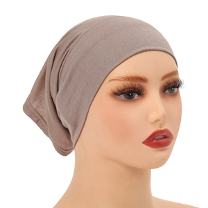 Λεπτομέρεια από το εσωτερικό καπέλο hijab από μερσεριζέ βαμβάκι σε γήινο χρώμα