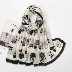 Détail de l'écharpe beige avec motifs de chats mignons et bords à fines franges