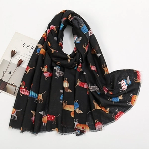 Gros plan sur une écharpe noire en coton et lin avec des motifs de teckels colorés