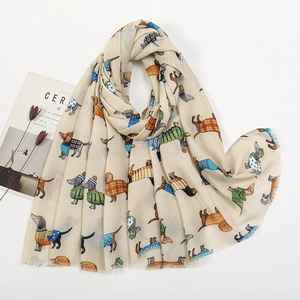 Détail d'une écharpe imprimé teckel avec bords effilochés sur tissu coton et lin