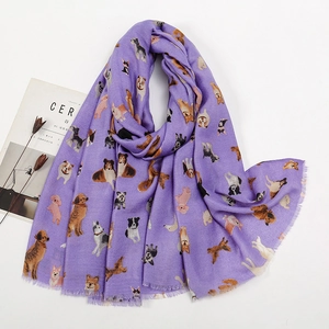 Détail de l'écharpe lavande avec motifs de chiens mignons et bords effilochés