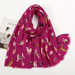 Détail d'une écharpe en coton et lin violette avec imprimés chiens et franges
