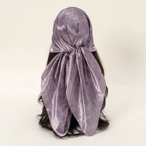 Rückansicht eines helllila Satin-Kopftuchs mit floralem Jacquardmuster auf dunklem Haar