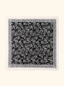 Detail der eleganten schwarz-weißen Blumenmuster auf dem 90cm Satin Seidenschal