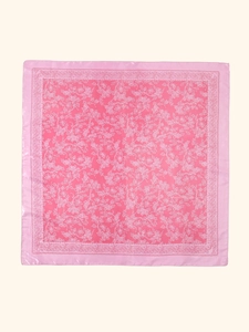 Draufsicht auf ein 90cm Satin-Vierecktuch mit floralen Rankenmustern und rosa Randdetails