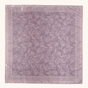 Eleganter lavendelfarbener Satin-Quadrat-Schal mit weißen Blumenranken und Seidenglanz