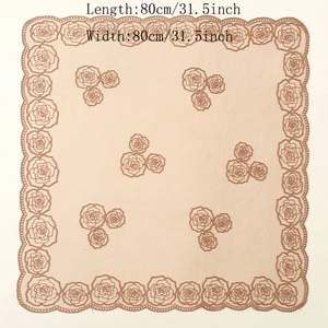 Détail d'un foulard carré de 80x80cm avec broderie de roses et bordures en dentelle