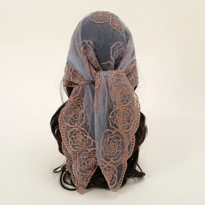Carré en dentelle brodé de roses orange sur résille bleu-gris pour la coiffure