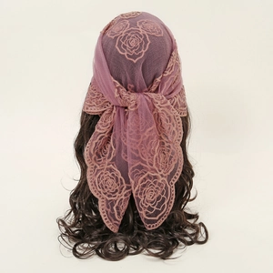 Détails de broderie de roses sur un foulard en dentelle violette pour femme