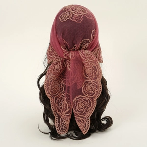 Détail du foulard en dentelle bordeaux avec broderie florale de roses et bordure festonnée