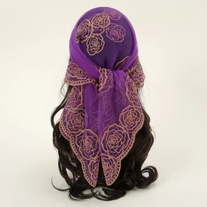 Broderie détaillée de roses dorées sur un foulard triangulaire en maille violet foncé